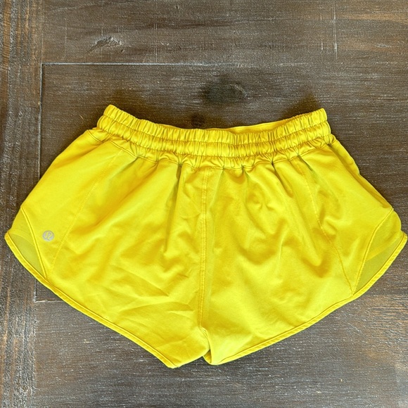 Lululemon Hotty Hot Shorts Size 6 Low Rise 2.5” Lined Soleil Yellow EUC Run - Picture 4 of 10